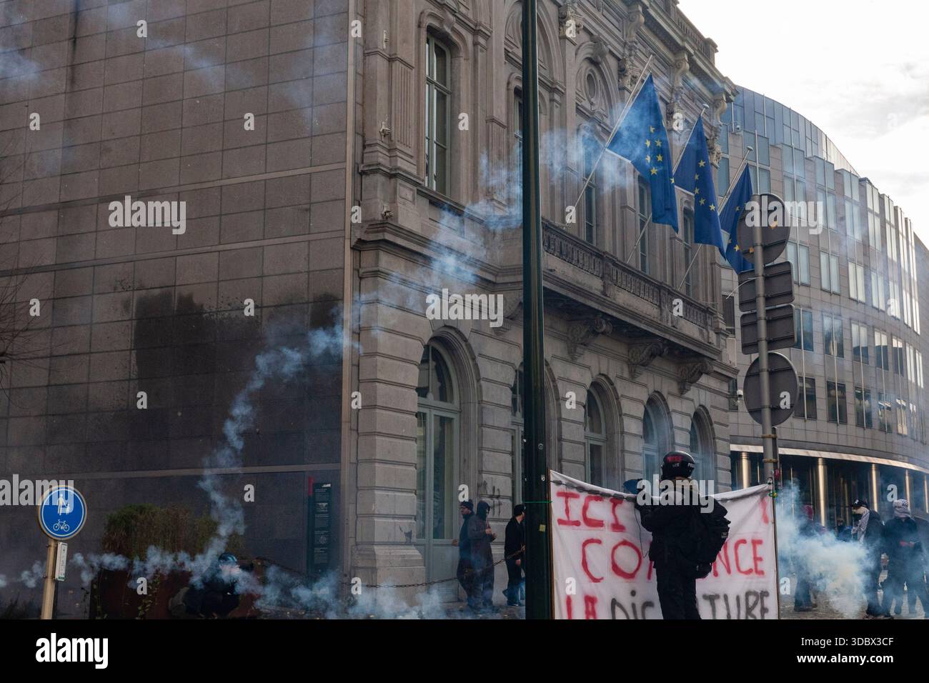 Brüssel, Belgien Dezember 2025. Zwischen 7.000 und 9.000 Bauern demonstrierten heute in der belgischen Hauptstadt gegen den Mercosur-vertrag. In der Nähe des Europäischen Parlaments brachen Unruhen aus. Die Polizei verteilte die Demonstration vor dem geplanten Ende. - 18/12/2025 - Belgien/Brüssel/Brüssel - Nicolas Landemard/Le Pictorium Credit: LE PICTORIUM/Alamy Live News Stockfoto