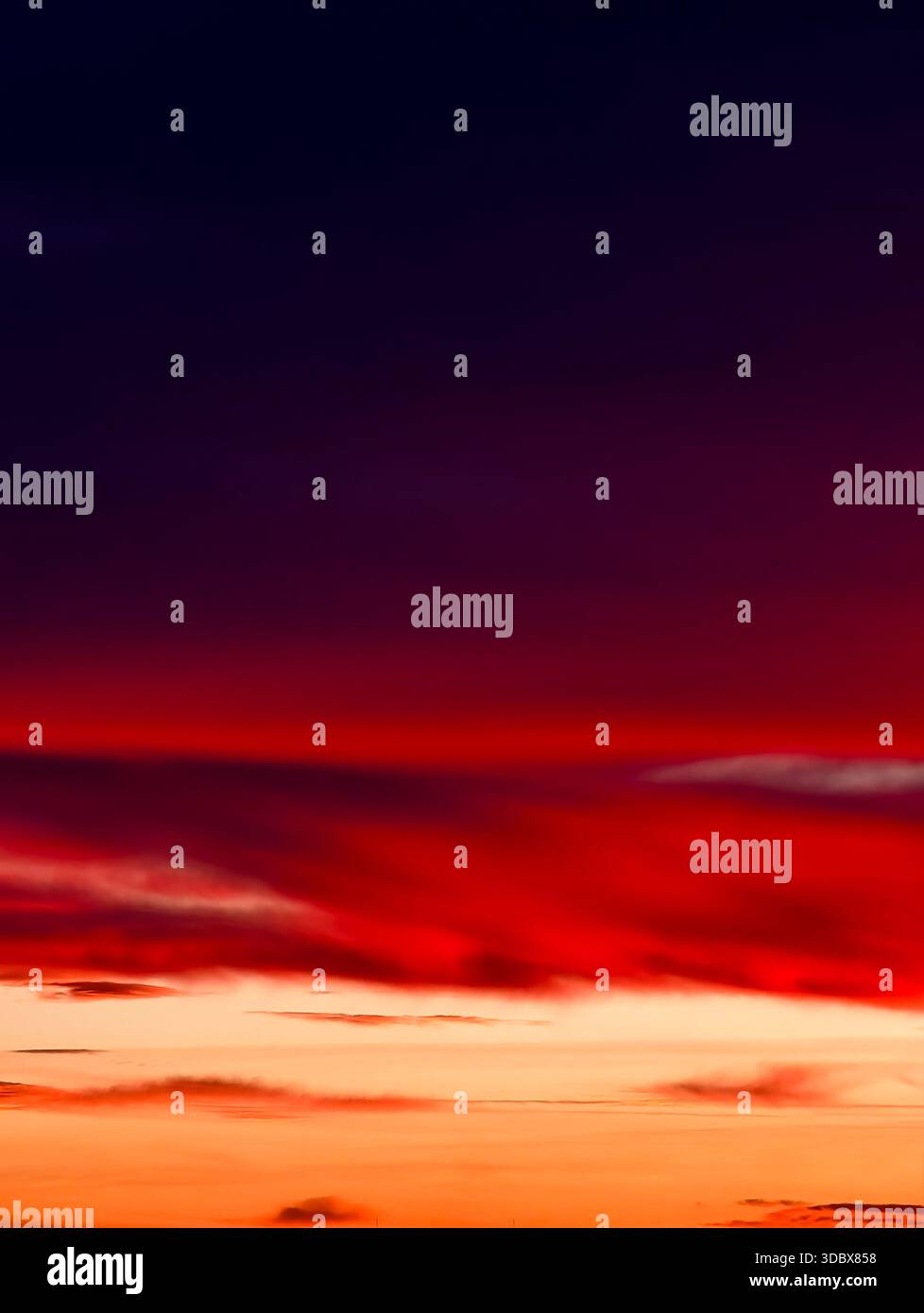 Sonnenuntergangshimmel mit dramatischen roten Wolken und dunklem Horizont abstrakter orangefarbener Verlauf weiche Bewegungsunschärfe warme atmosphärische Töne digitaler Natur Hintergrund Stockfoto