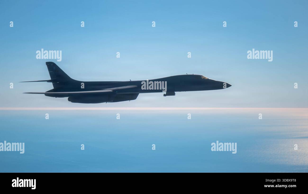 Eine B-1B-Lancer der US Air Force, die der 345th Bomb Squadron auf der Dyess Air Force Base, Texas, zugewiesen ist, fliegt neben einer KC-46A Pegasus, nachdem sie aus der Luft betankt wurde Stockfoto