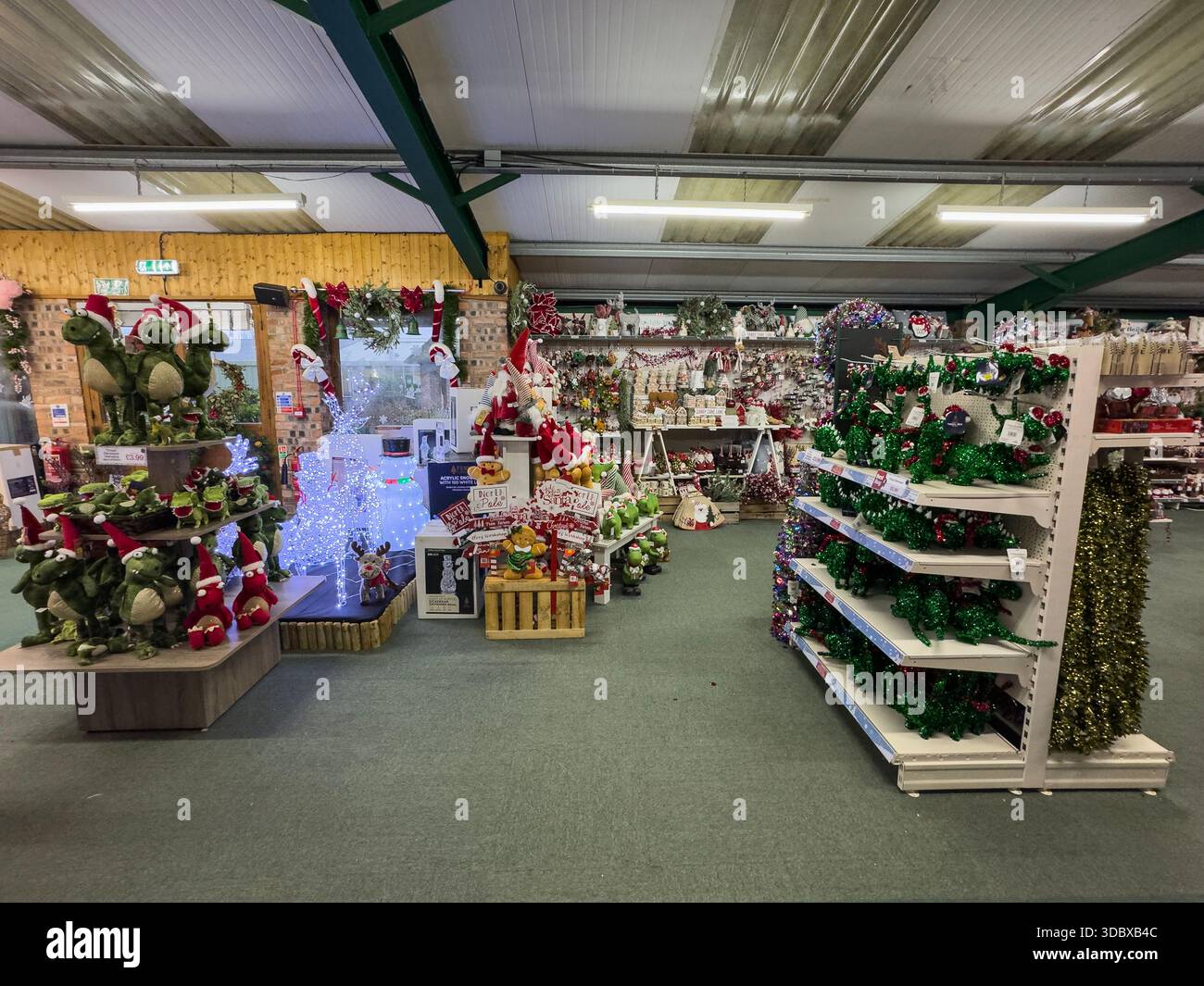 Weihnachtsdekorationsgeschäft, Lytham St Annes Garden Centre, Common Edge Rd, Blackpool, Großbritannien - Smartphone-aufgenommenes Stockfoto