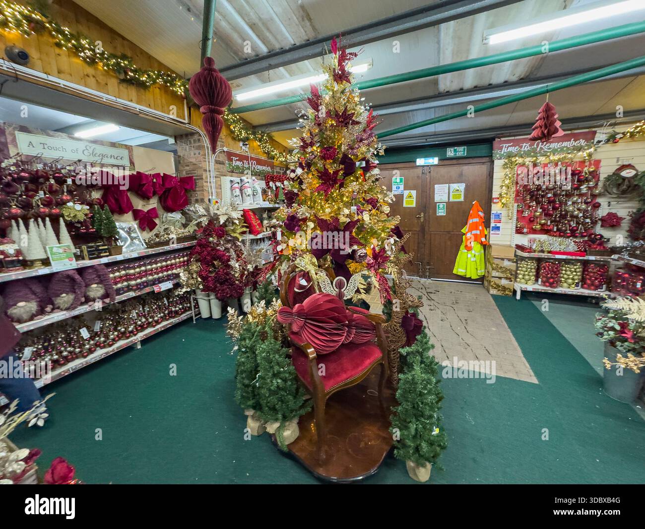 Weihnachtsdekorationsgeschäft, Lytham St Annes Garden Centre, Common Edge Rd, Blackpool, Großbritannien - Smartphone-aufgenommenes Stockfoto