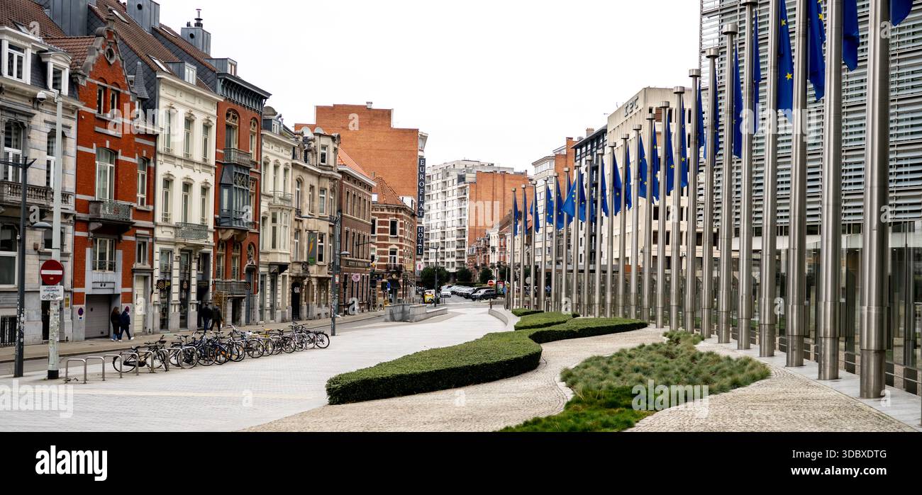Eu-Flaggen Fliegen In Brüssel Gegenüber Dem Gebäude Der Europäischen Kommission Stockfoto