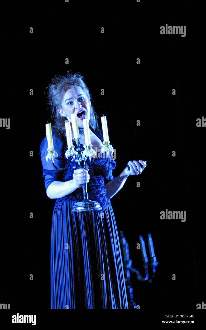 Mary Nelson (Dalinda) in ARIODANTE an der English National Opera, London Coliseum, London WC2 06/03/2002 Musik: George Frederic Händel Libretto: Antonio Salvi Englische Übersetzung: Amanda Holden Dirigent: Harry Christophers Design: Ian MacNeil Originalbeleuchtung: Wolfgang Gobbel Choreographie: Michael Keegan-Dolan Fights: William Hobbs Regisseur: David Alden Stockfoto