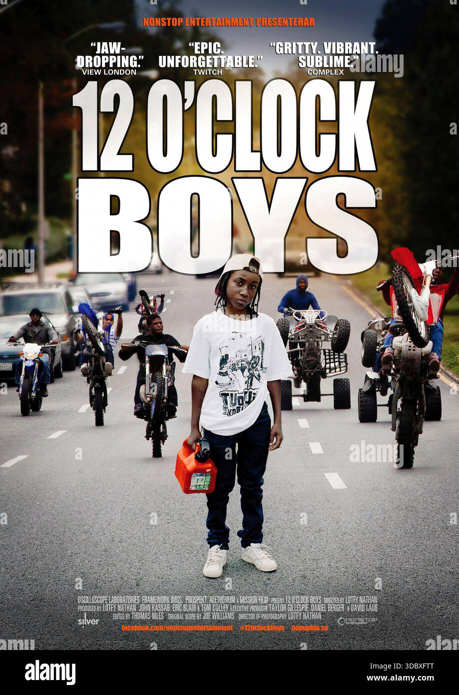 12 O’Clock Boys (2013) unter der Regie von Lotfy Nathan mit Pug, Coco und Steven. Ein Dokumentarfilm folgt einem Jungen aus Baltimore, der die illegalen Dirt-Bike-Fahrer vergöttert, die durch die Straßen der Stadt radeln, während er davon träumt, sich ihrem Rudel anzuschließen. US-Poster NUR FÜR REDAKTIONELLE ZWECKE. Quelle: BFA / Oszilloskop Laboratories Stockfoto