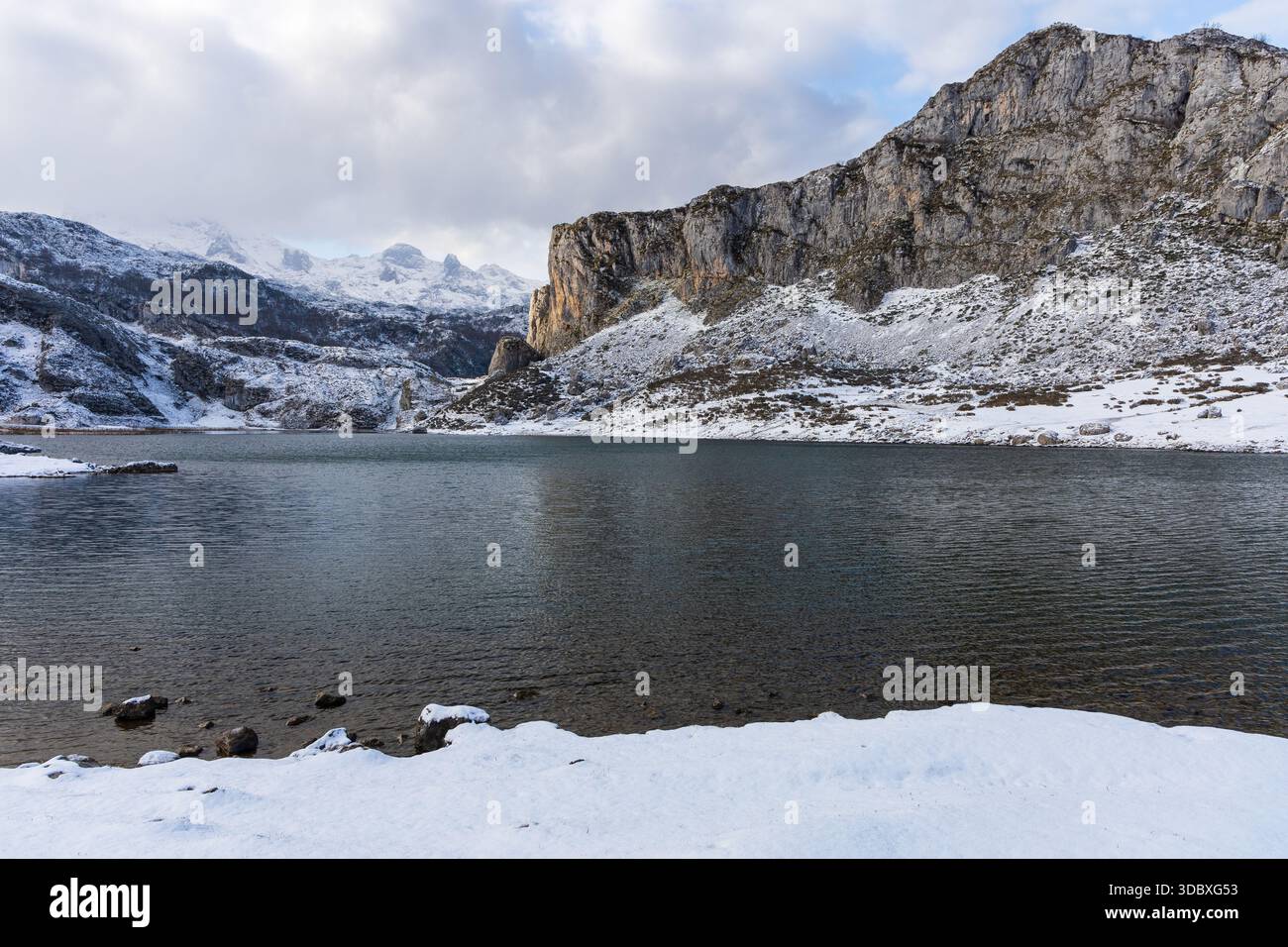Gletschersee Ercina im Winter, umgeben von schneebedeckten Bergen. Die Seen von Covadonga, Nationalpark Picos de Europa, Asturien, Spanien. Stockfoto