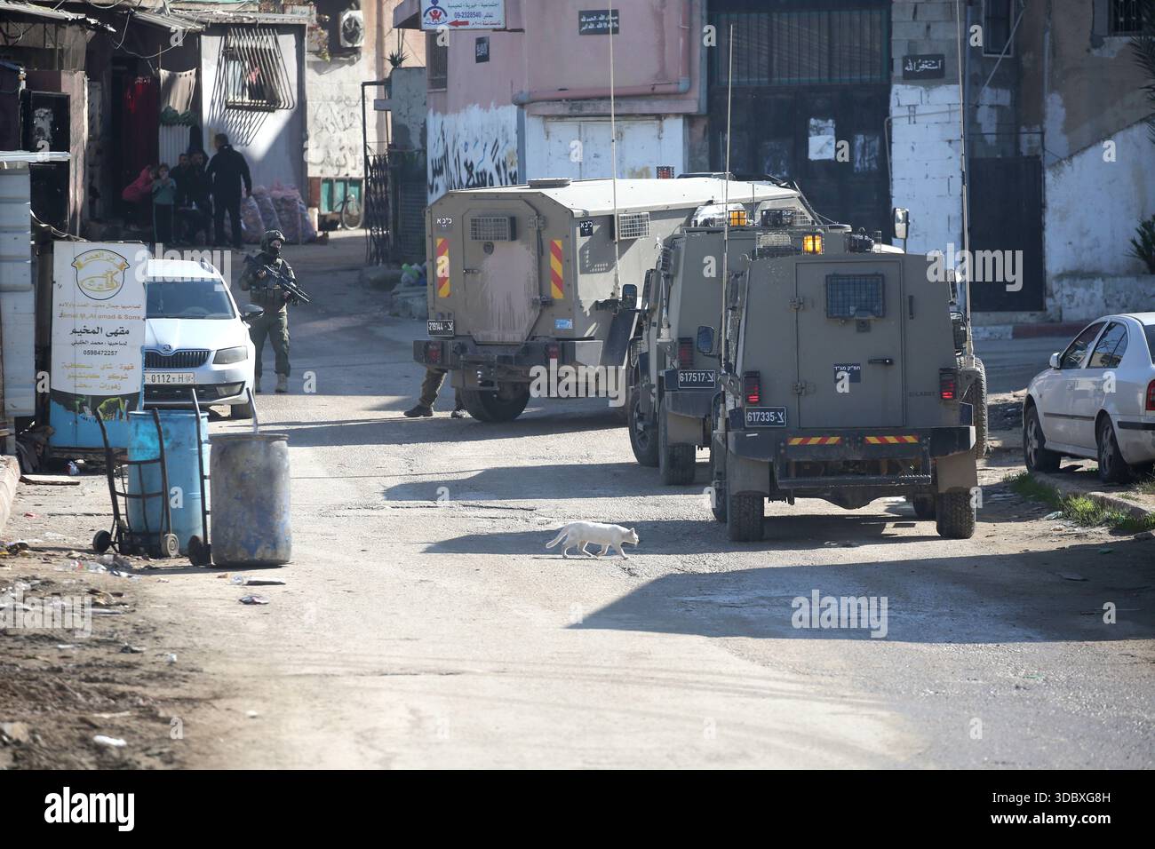 Nablus, Palästina. Dezember 2025. Israelische Militärfahrzeuge blockieren die Straße während eines Überfalls auf das Flüchtlingslager Askar östlich von Nablus im Westjordanland. Israelische Truppen plünderten palästinensische Häuser und Geschäfte im Lager auf der Suche nach palästinensischen Militanten. Ein Palästinenser wurde bei der Suche verletzt. Quelle: SOPA Images Limited/Alamy Live News Stockfoto