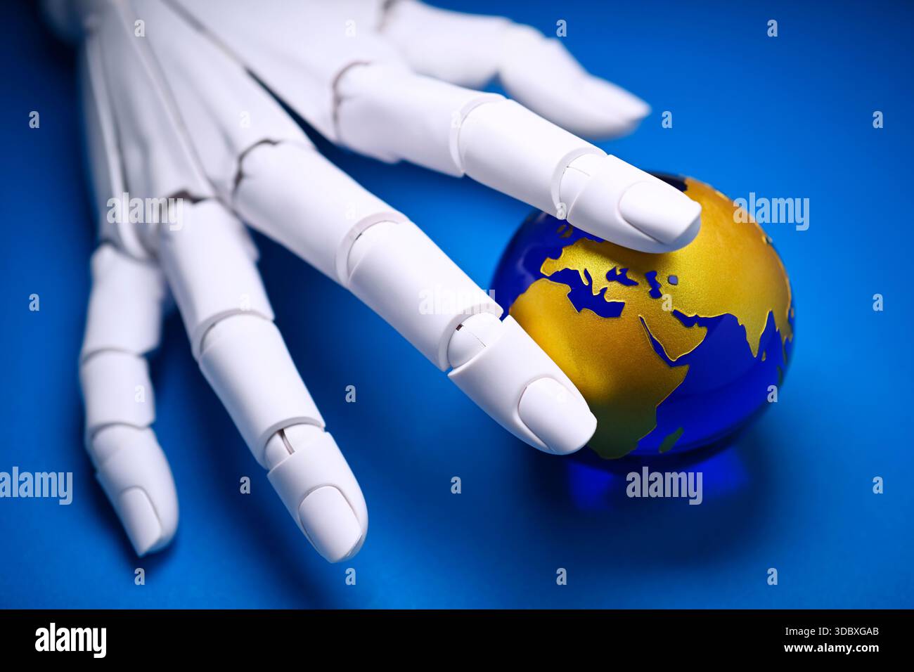 Roboterhand greift nach der Erde, künstliche Intelligenz Stockfoto