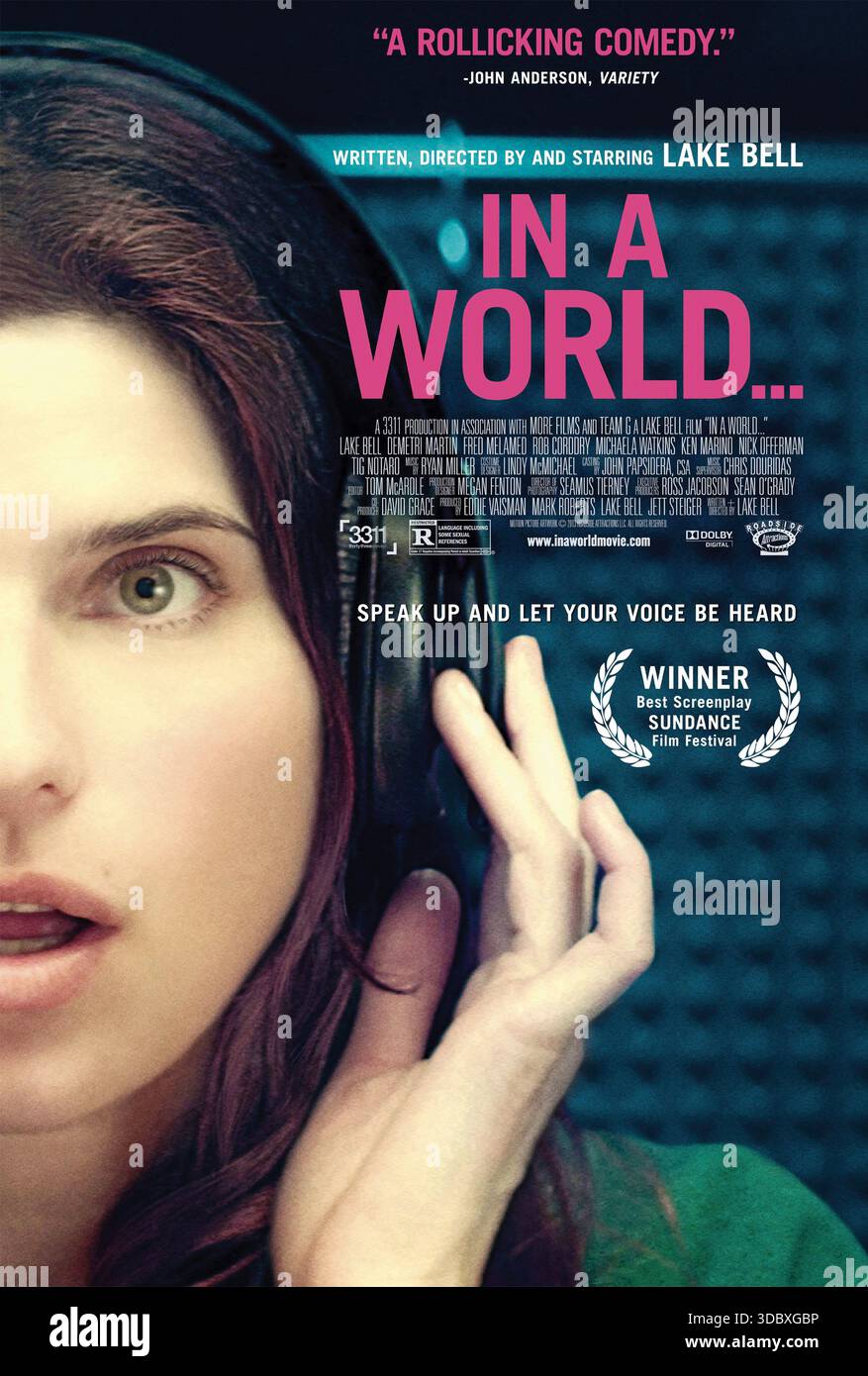 In einer Welt... (2013) Regie von Lake Bell mit Lake Bell, Rob Corddry und Demetri Martin. Eine angeschlagene Gesangstrainerin versucht, in die männlich dominierte Welt der Filmtrailer-Voice-Over-Arbeit einzubrechen, während sie mit ihrem berühmten Ansager-Vater zusammenstößt. US-Poster NUR FÜR REDAKTIONELLE ZWECKE. Hinweis: BFA / Sehenswürdigkeiten am Straßenrand Stockfoto