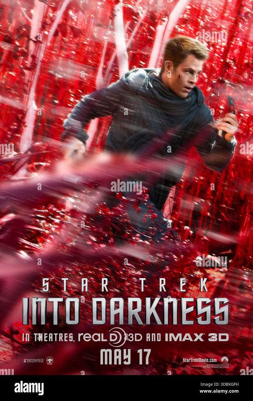 Star Trek Into Darkness (2013) von J.J. Abrams mit Chris Pine, Zachary Quinto und Benedict Cumberbatch. Captain Kirk führt die Enterprise-Crew auf Fahndung nach einem mysteriösen Terroristen, dessen Aktionen Sternenflotte und Erde bedrohen. NUR ZUR REDAKTIONELLEN VERWENDUNG des US-Advance-Posters. Quelle: BFA / Paramount Pictures Stockfoto