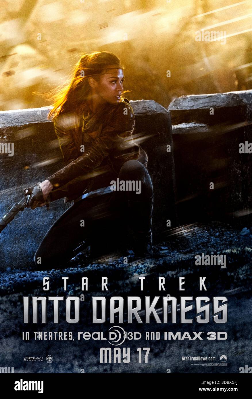 Star Trek Into Darkness (2013) von J.J. Abrams mit Zoe Saldaña als Lieutenant Nyota Uhura. Captain Kirk führt die Enterprise-Crew auf Fahndung nach einem mysteriösen Terroristen, dessen Aktionen Sternenflotte und Erde bedrohen. NUR ZUR REDAKTIONELLEN VERWENDUNG des US-Advance-Posters. Quelle: BFA / Paramount Pictures Stockfoto