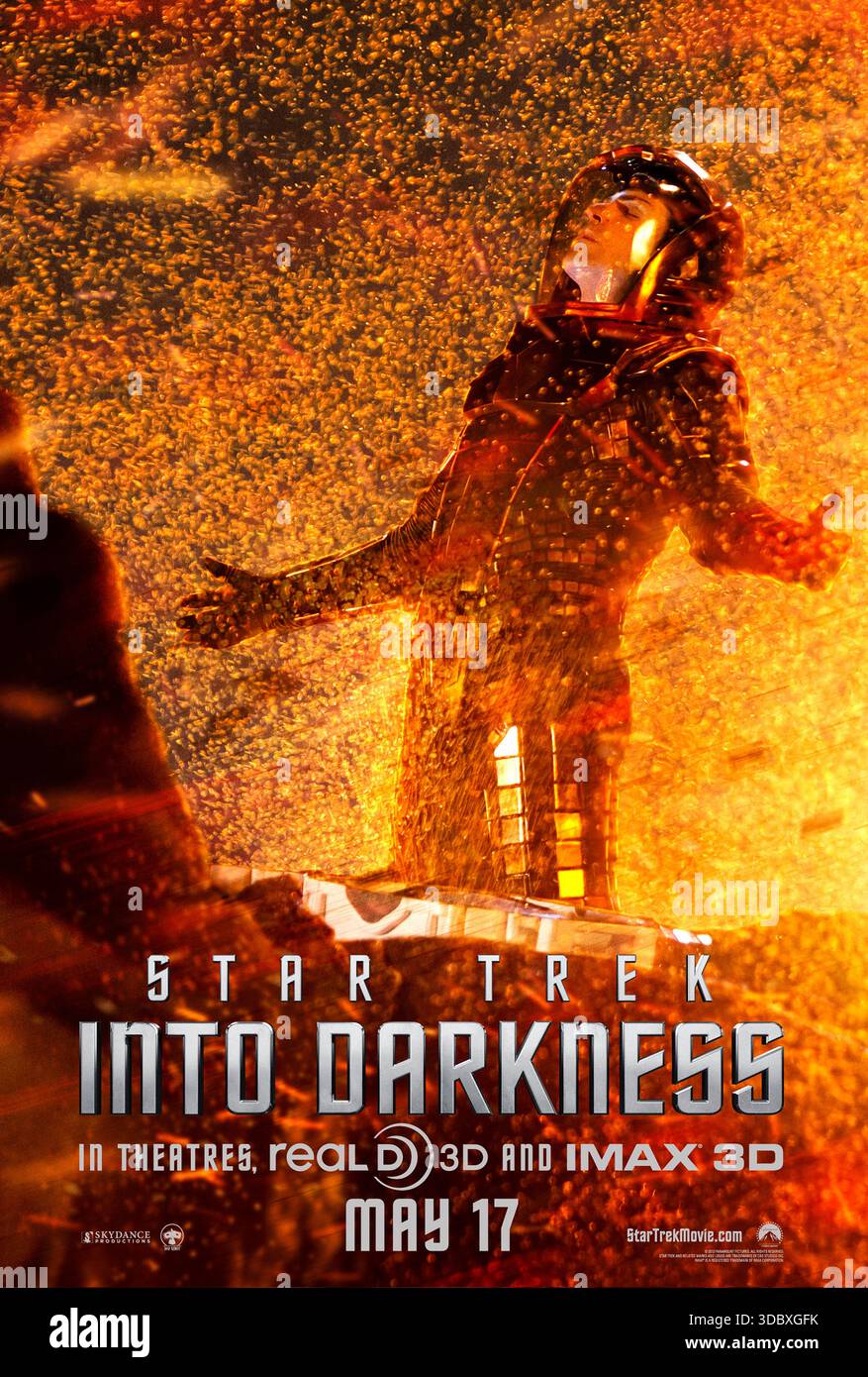 Star Trek Into Darkness (2013) von J.J. Abrams mit Chris Pine, Zachary Quinto und Benedict Cumberbatch. Captain Kirk führt die Enterprise-Crew auf Fahndung nach einem mysteriösen Terroristen, dessen Aktionen Sternenflotte und Erde bedrohen. NUR ZUR REDAKTIONELLEN VERWENDUNG des US-Advance-Posters. Quelle: BFA / Paramount Pictures Stockfoto