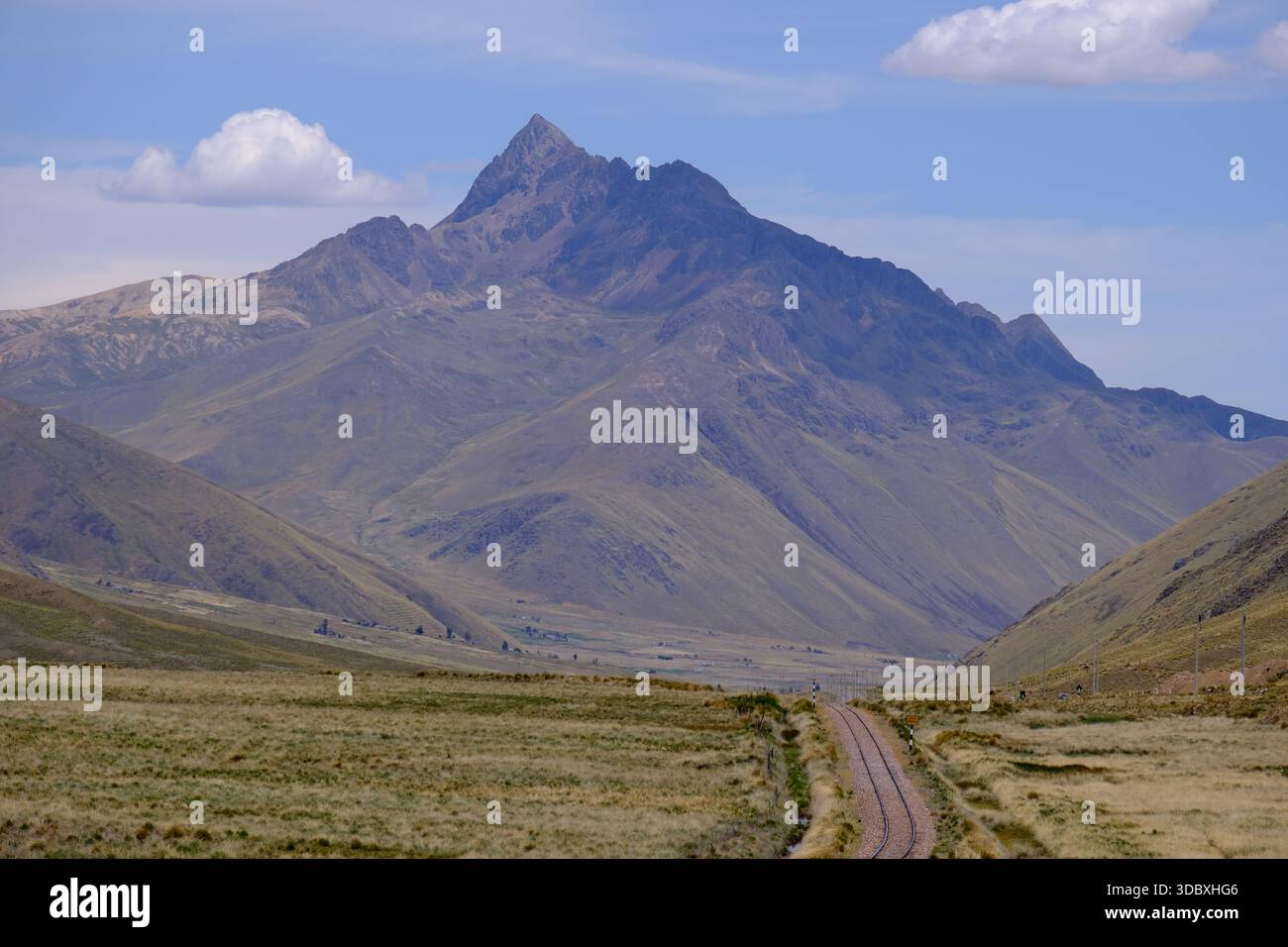 Eisenbahnlinie über das Andenhochland zwischen Cusco und Puno, Peru, mit einer riesigen Berglandschaft und einem offenen Plateau. Stockfoto