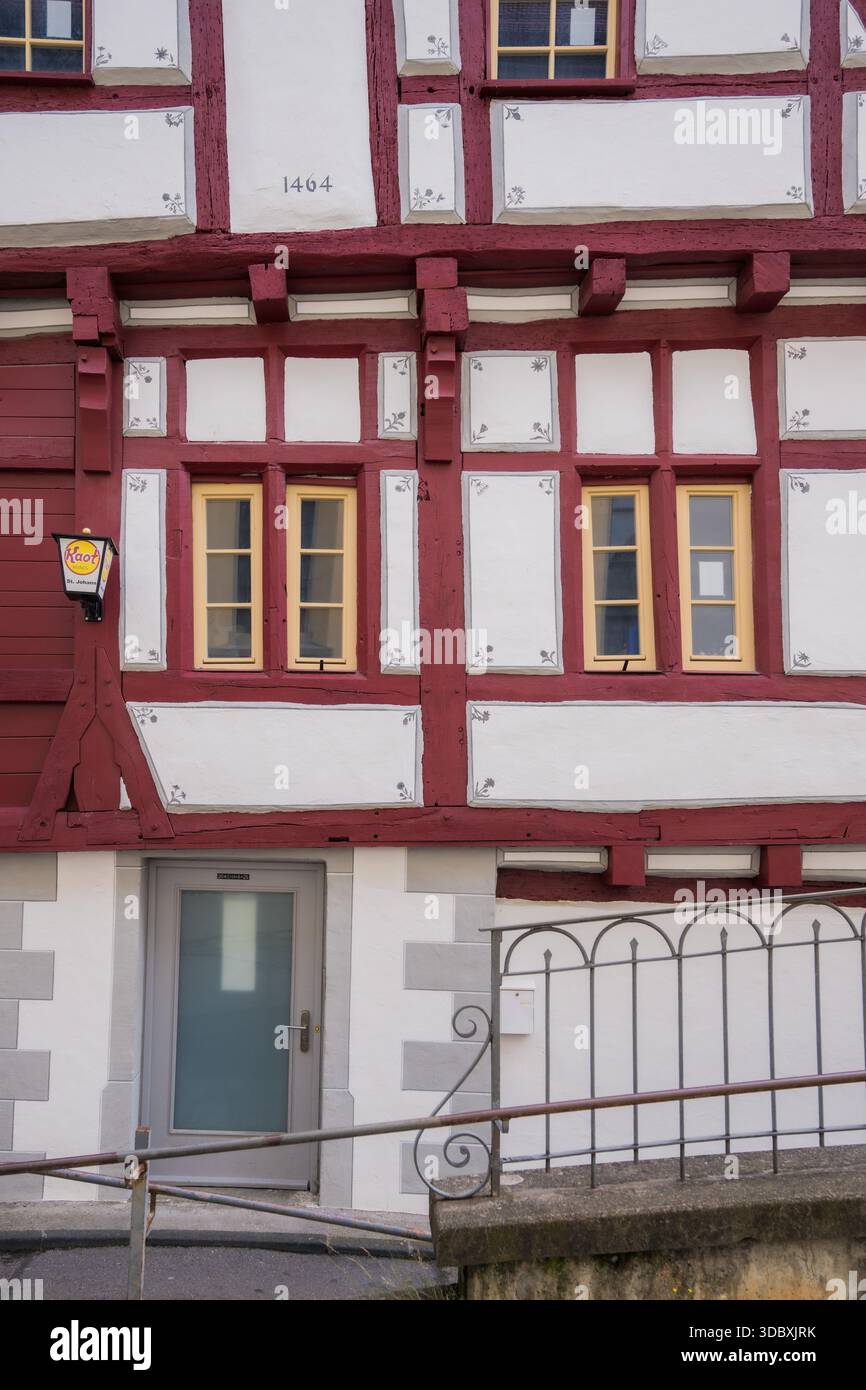 Blick auf den markanten Kontrast der roten Holzfassade zum sauberen weißen Putz des Traditionsgebäudes Sigmaringen. Stockfoto