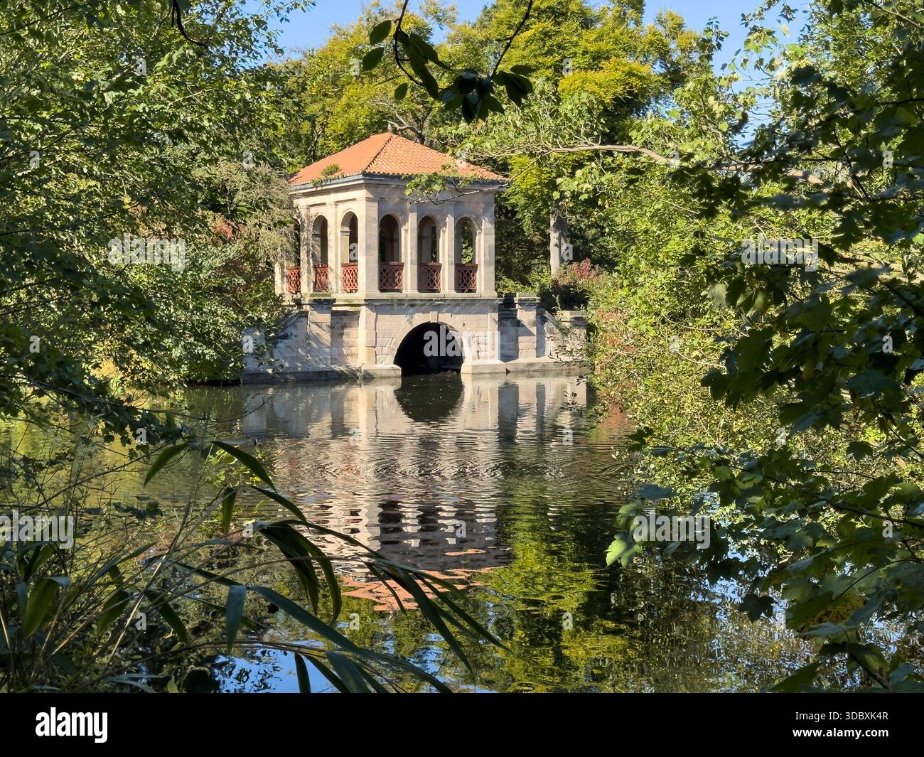 WIRRAL, MERSEYSIDE, ENGLAND - 22. SEPTEMBER 2025: Historisches Gebäude am Wasser im Birkenhead Park - Smartphone-aufgenommenes Stockfoto