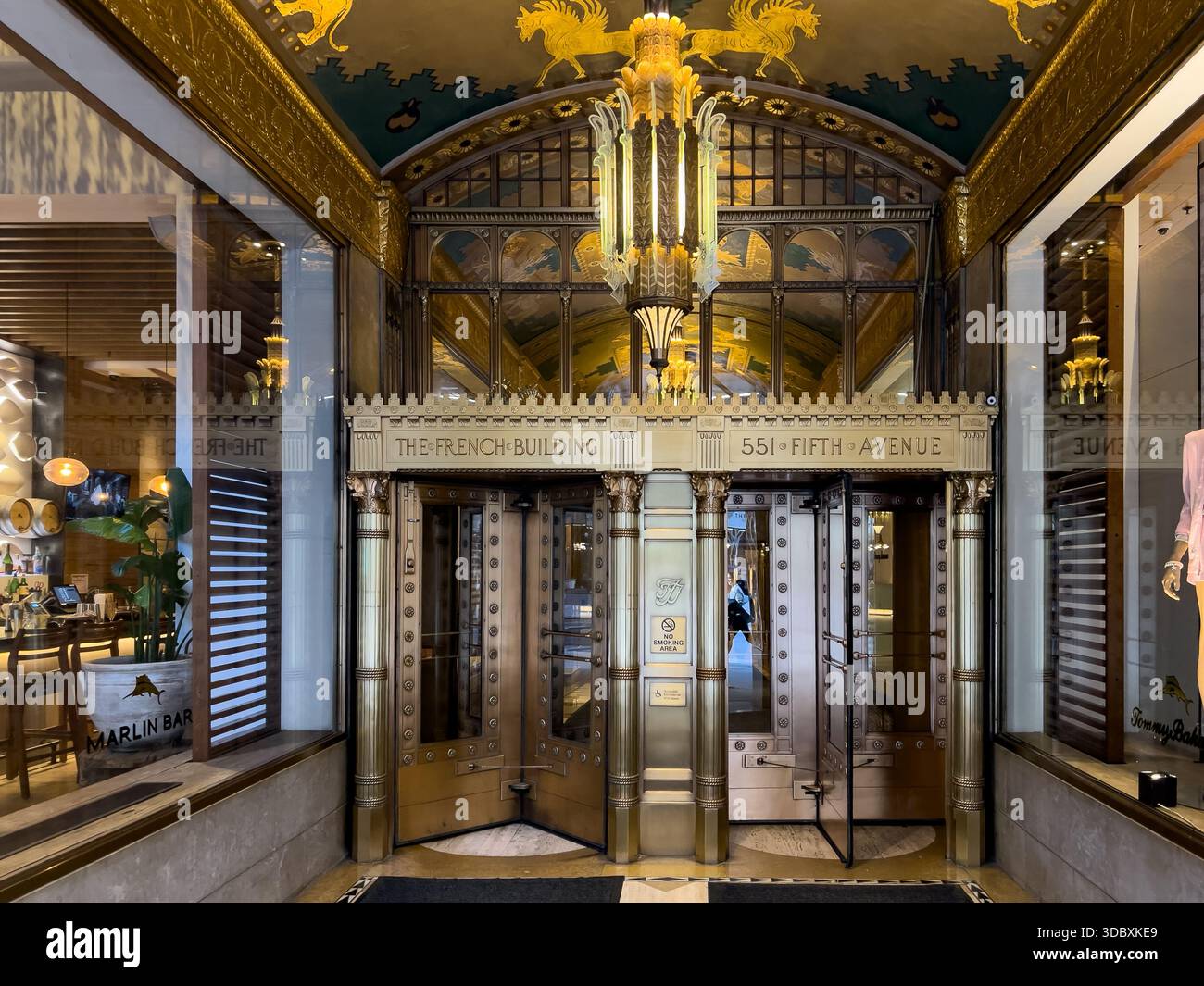Der Blick auf den Eingang des French Building verströmt Eleganz mit kunstvollen Golddetails und komplizierten Designs, die eine großartige Begrüßung in New York, New York, Uni schaffen Stockfoto