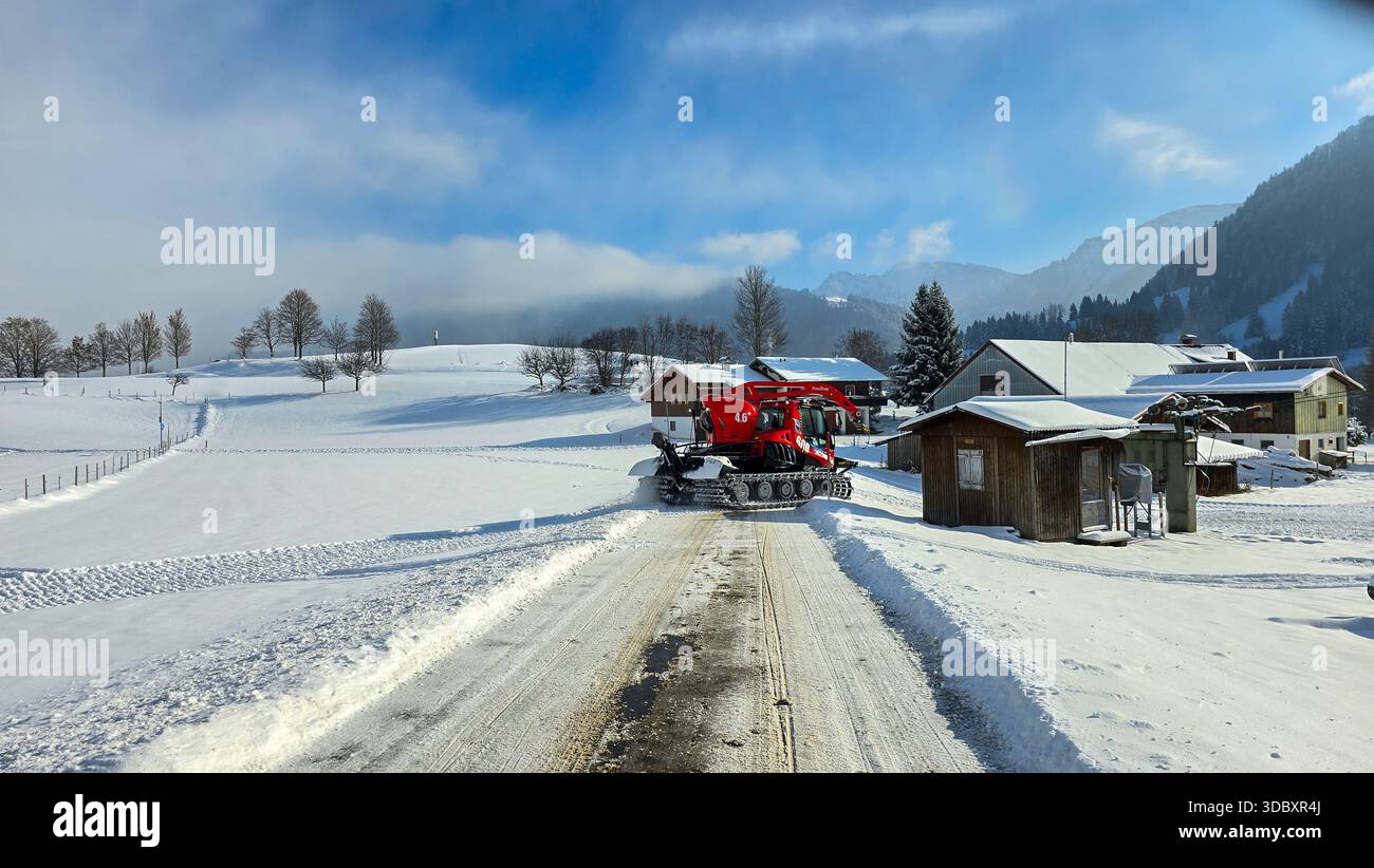 Steibis, Bayern, Deutschland - 22. November. 2025. Eine rote Pistenmaschine Pistenbully Imbergbahn auf der Winterstraße Stockfoto