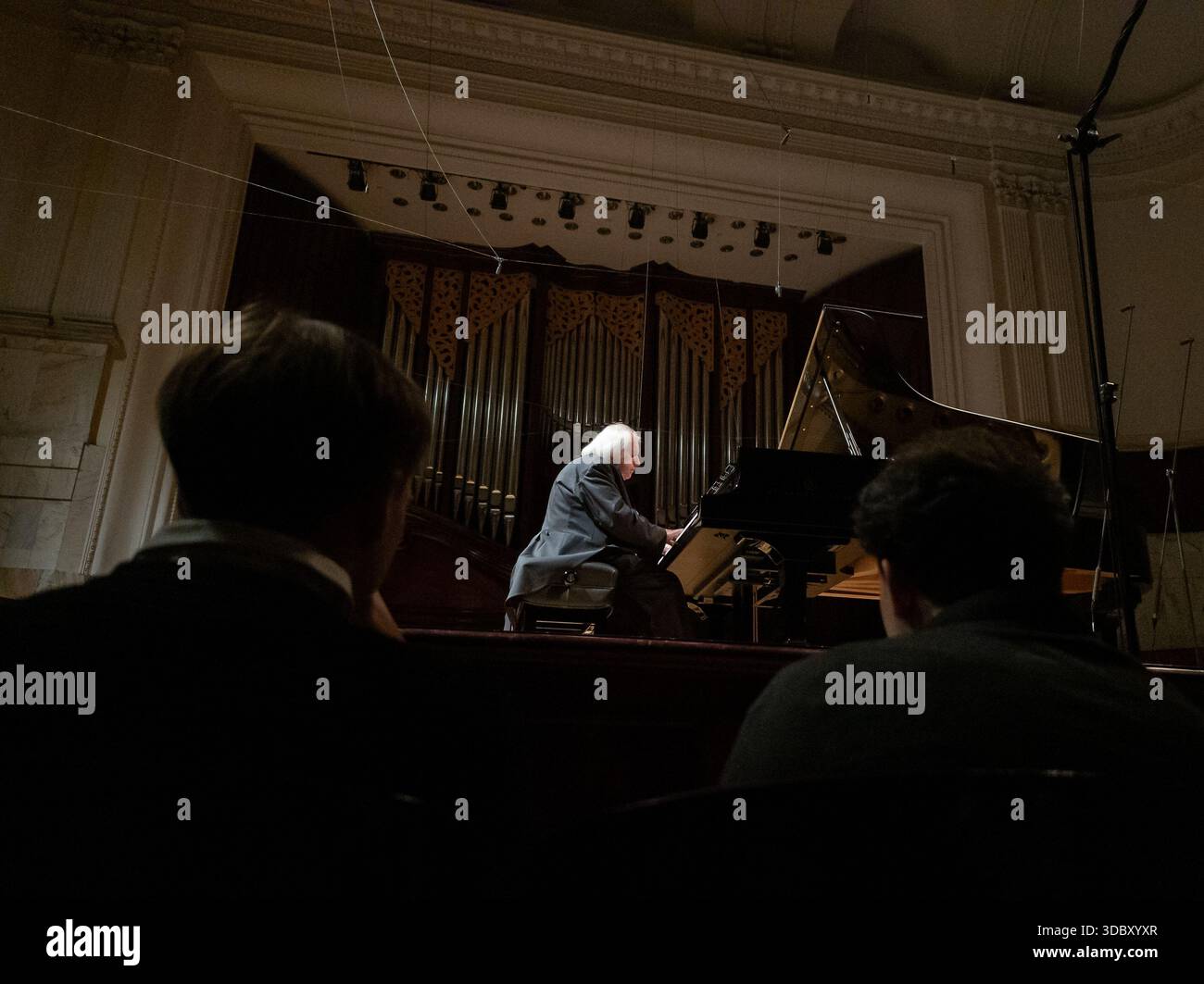 Das Publikum der Warschauer Nationalphilharmonie hört aufmerksam den russischen Pianisten Grigori Sokolov, 14. Dezember 2025. Stockfoto