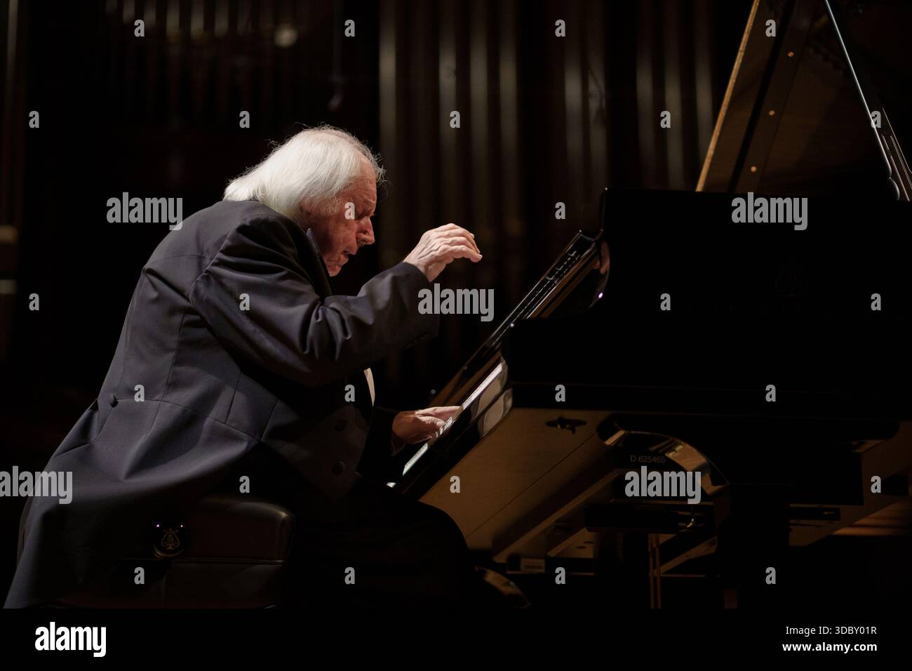 Der russische Pianist Grigori Sokolov trat am 14. Dezember 2025 an der Nationalphilharmonie in Warschau auf. Stockfoto