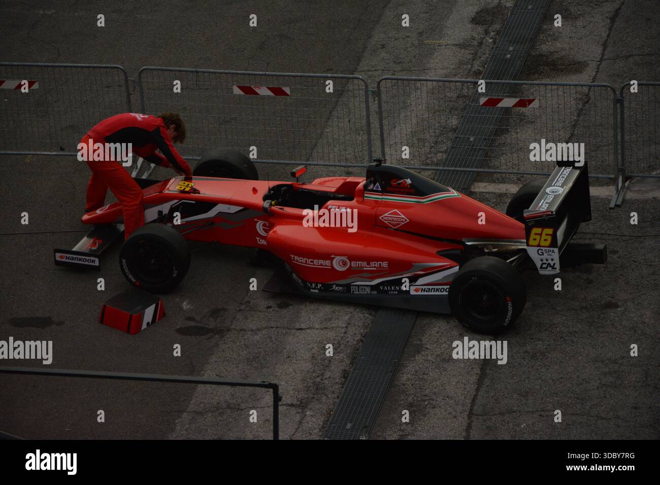 Mechaniker, der am Auto arbeitet Stockfoto