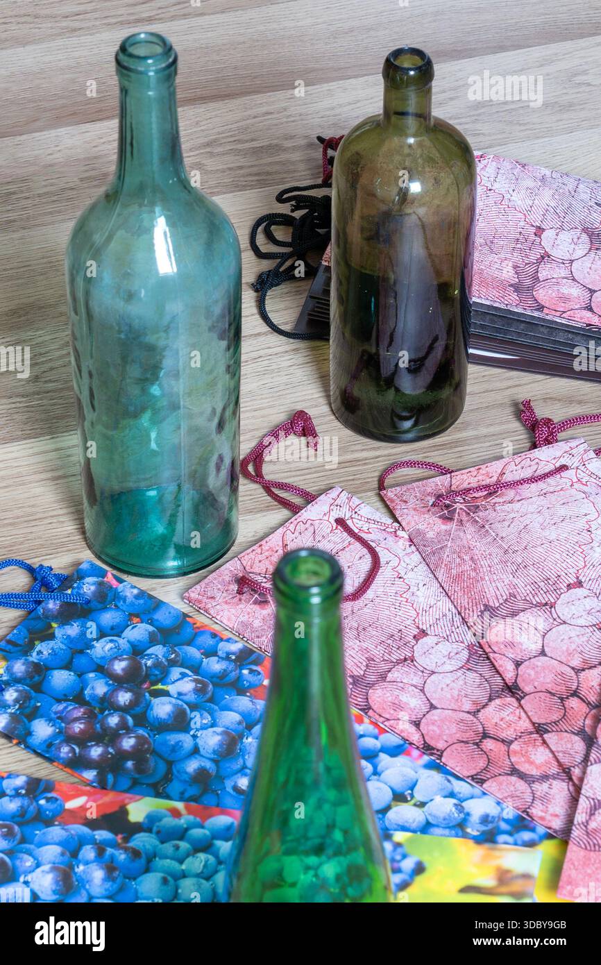Alte bunte Weinflaschen mit Getränketaschen Stockfoto