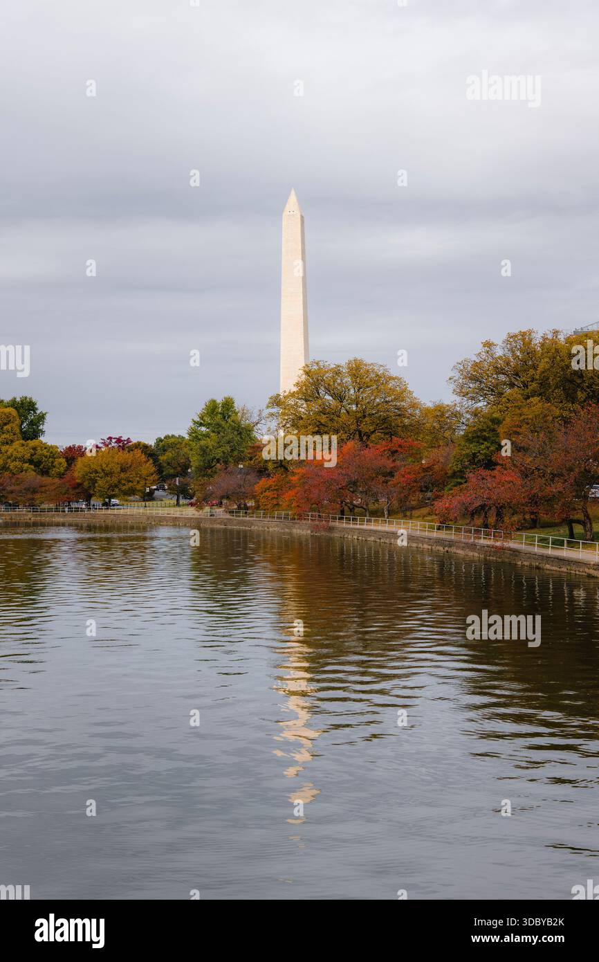 Washington Monument über dem Tidal Basin Stockfoto
