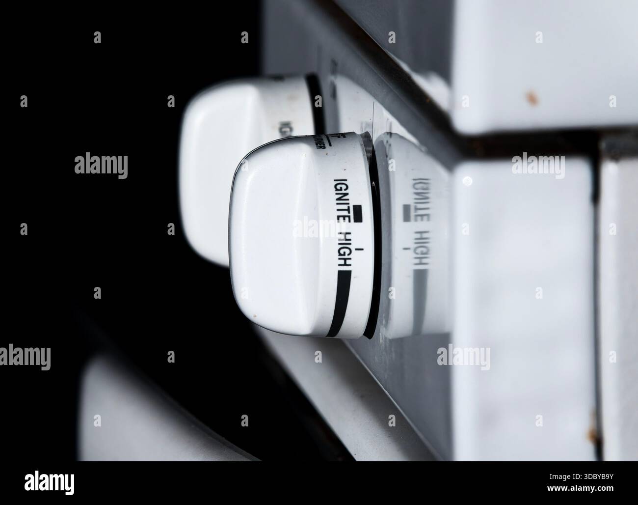 Morgenlicht leuchtet auf einem Küchenherd Stockfoto