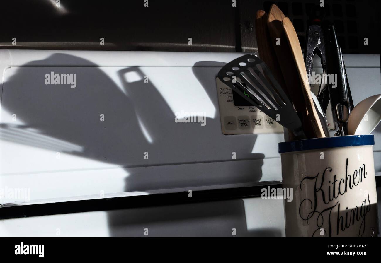 Morgenlicht leuchtet auf einem Küchenherd Stockfoto