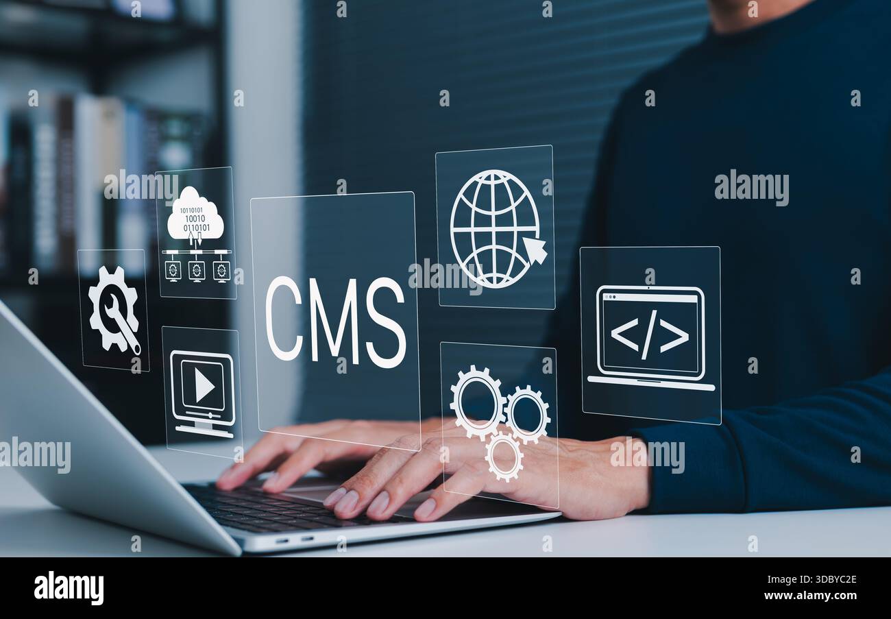 Konzept des Content Management Systems (CMS). Benutzer betreiben Tools zur Website-Entwicklung auf einem Laptop, verwalten Webinhalte, Cloud-Daten, Codierung und Multimedia Stockfoto