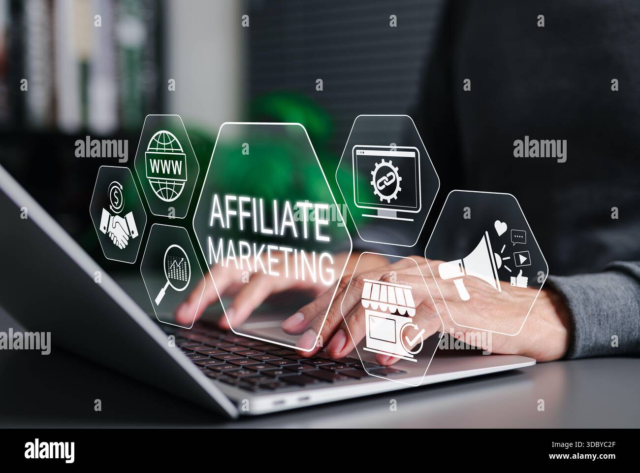 Affiliate-Marketing-Strategiekonzept. Person, die einen Laptop mit Symbolen für Online-Werbung, Werbung, verkaufsprovision, Tracking-Links verwendet, Stockfoto