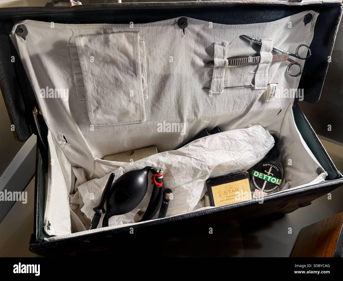 Innenraum einer Vintage-Arzttasche oder medizinische Werkzeuge, Antiseptikum, Stethoskoplampe und Pflegeinstrumente in organisierten Fächern - Smartphone-aufgenommenes Stockfoto