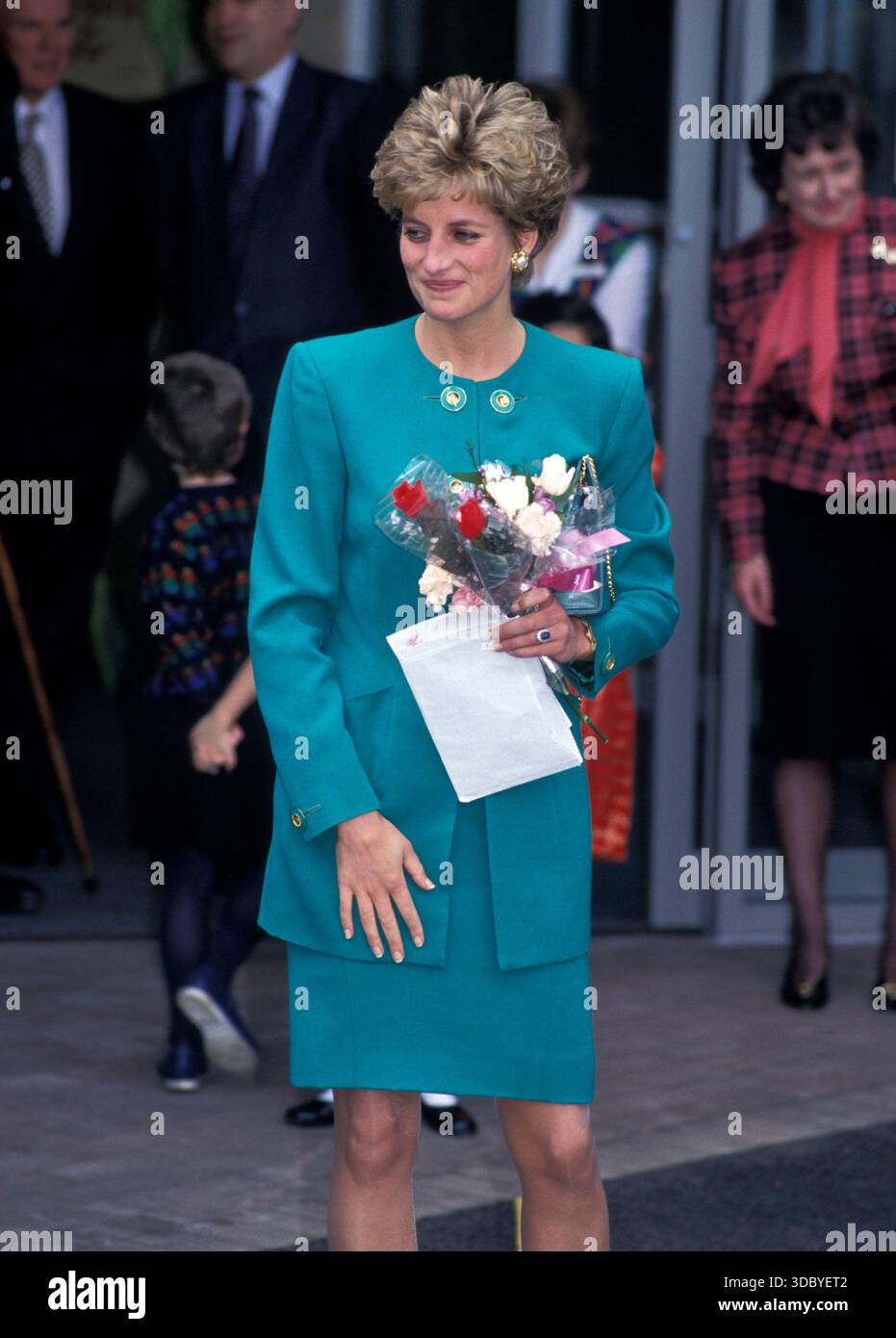 HRH, DIE PRINZESSIN DIANA VON WALESLondon, England, 25. Februar 1993. Lady Di Royal halblanger grüner Rock Jacke Anzug mit Blumenstrauß Ref: C Stockfoto