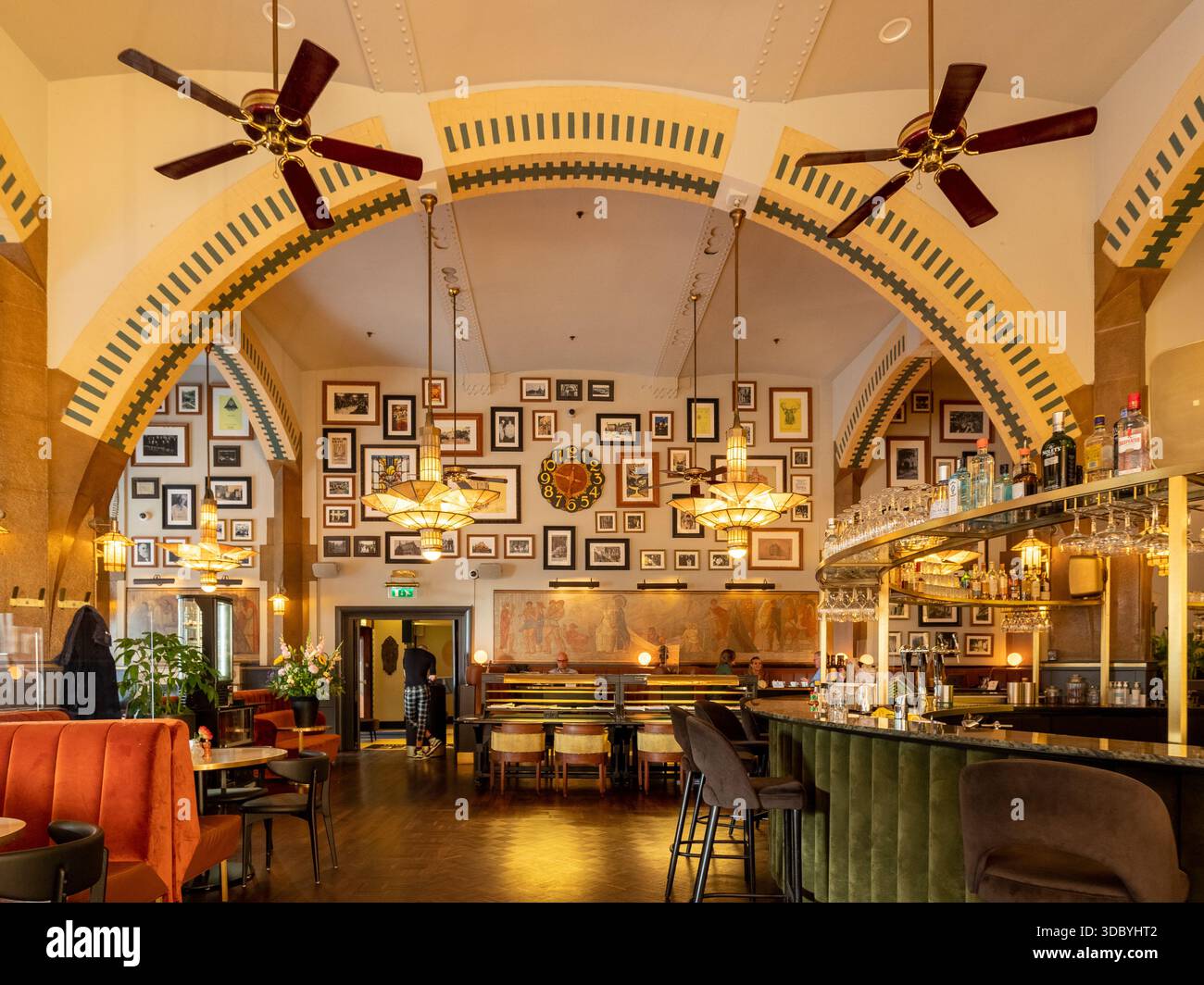 Art Nouveau Café Interior in Amsterdam - kunstvolle Bögen, Samtsitze und Vintage Bar Stockfoto
