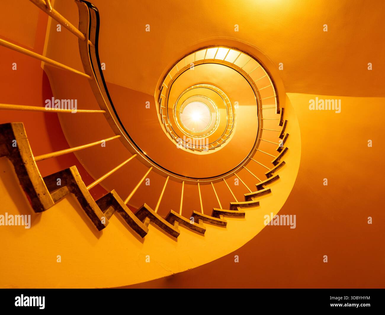 Goldene Wendeltreppe in München - Aufwärts-Blick ins konzentrische Licht Stockfoto