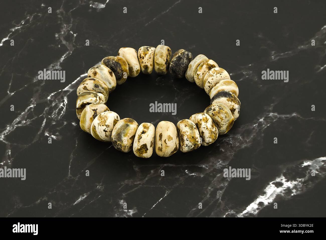 Handgefertigter Bernsteinschmuck aus baltischer Kreide mit hellen Elfenbeintönen und organischen Formen, inspiriert von alten Bernsteintraditionen der baltischen Region. Stockfoto