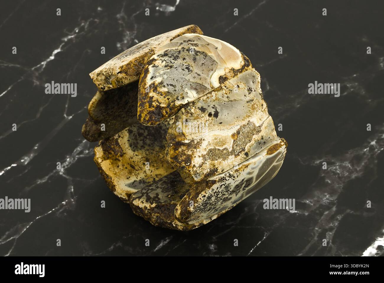 Studio-Bild von handgefertigtem baltischem Kreide-Bernstein-Schmuck, der seltene Farben, glatte matte Oberflächen und zeitlose natürliche Schönheit hervorhebt. Stockfoto