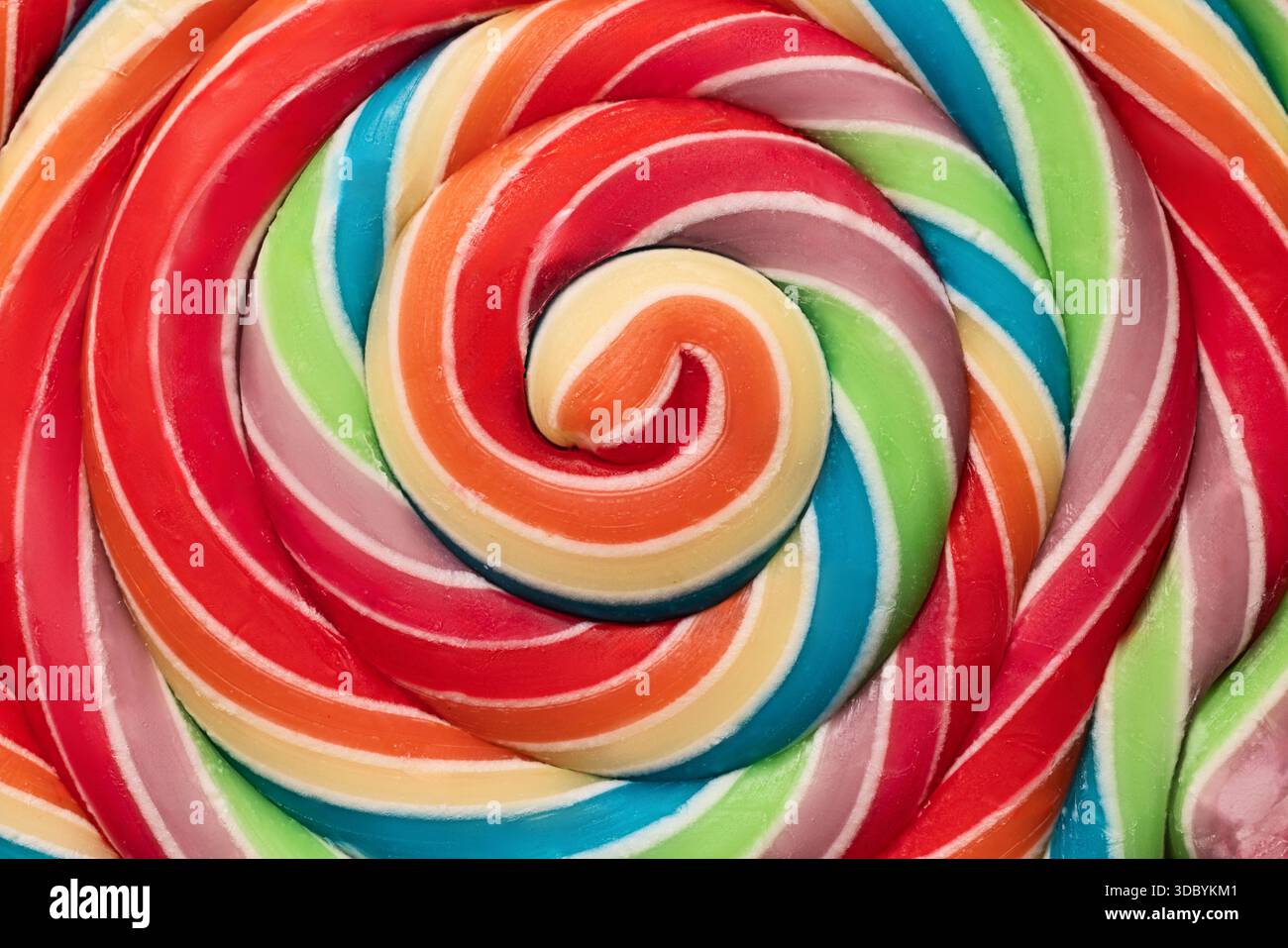 Bunte Regenbogen lollipop Strudel auf Holzstab auf weißem Hintergrund Stockfoto