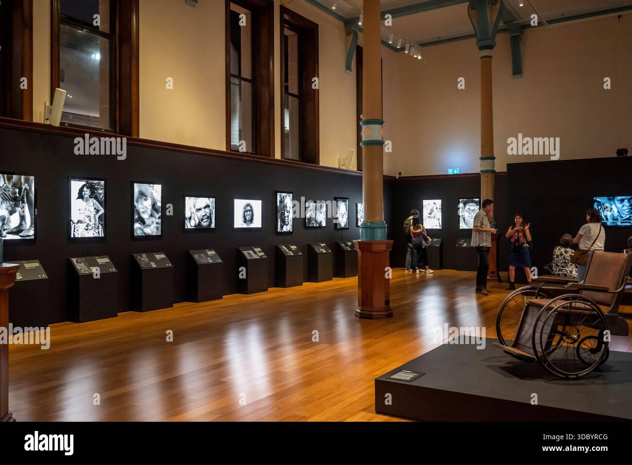 Unfinished Business Exhibition, eine Fotoausstellung, in der persönliche Geschichten von Aborigines und Torres Strait Islandern erzählt werden, die mit Disos leben Stockfoto