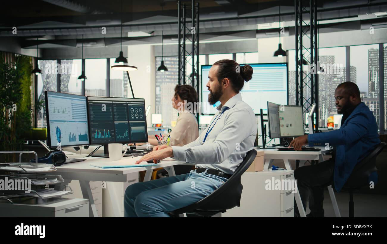 Büromitarbeiter prüfen KPI-Kennzahlen auf Monitor und Analysen auf Dateien, entwickeln eine Vision und Geschäftsstrategie, um Ziele und Erfolg zu erreichen. Eine professionelle Einstellung beibehalten. Stockfoto