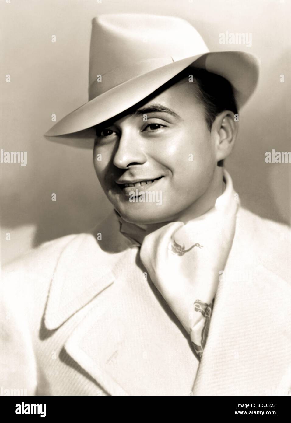 1939 c. , FRANKREICH : die ägyptisch-französische Operettensängerin REDA CAIRE ( 1905–1963 ), geb. Joseph Gandhour . Unbekannter Fotograf .- Foto STORICHE - GESCHICHTE - MUSICA LEGGERA - CANTANTE - RITRATTO - PORTRÄT - WEISSES KLEID - Abito vestito bianco - Cappello - Hut - Smile - sorriso - FRANCIA - EGITTO - sciarpa - Schal - ANNI TRENTA - 1930er - 30er Jahre - 30er Jahre - MODA MASCHILE - MODE - GBTQ - Homosexualität - omosessualità - Homossuosexuale - Archivo - Archivo - Gomosexuale - Gomo - Gomo - Gomo - Gomo - Gomo Stockfoto