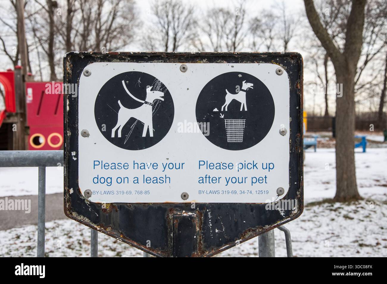 Hund an der Leine und Abholung nach Ihrem Haustier-Schild auf Ward's Island in Toronto, Ontario, Kanada Stockfoto