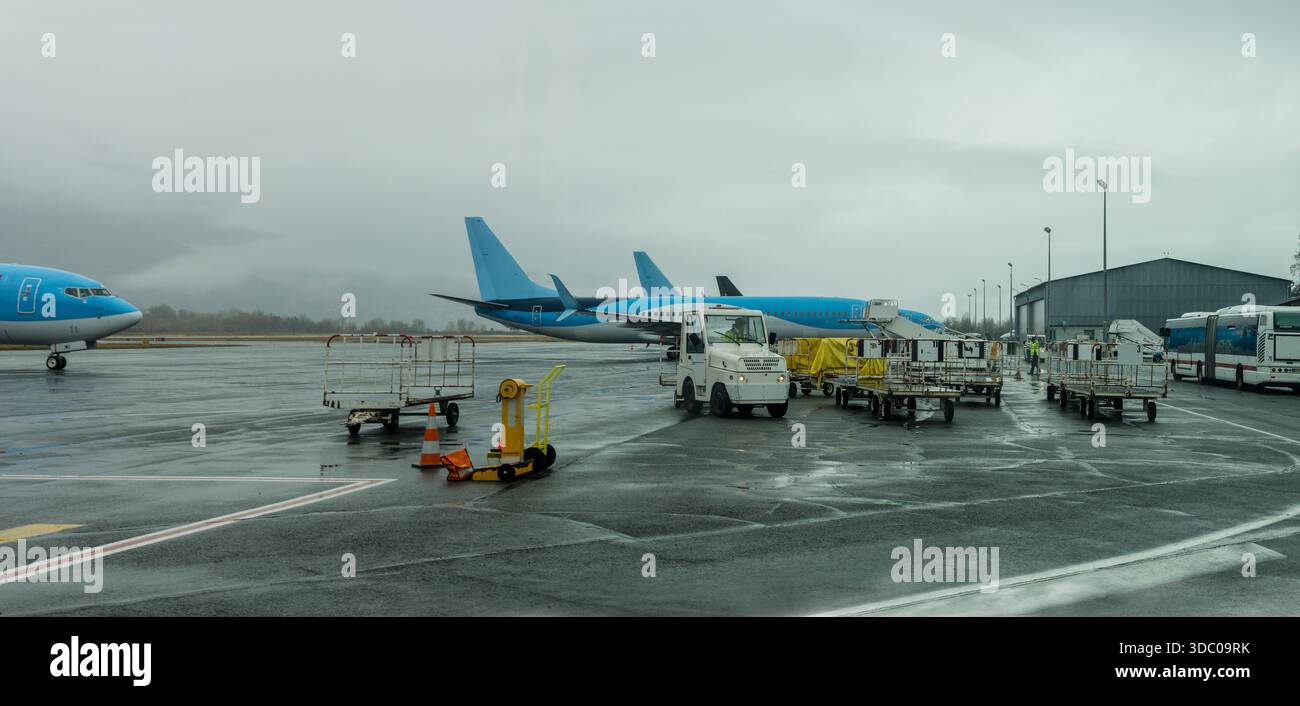 Flughafen Chambéry, französischer Flughafen im Winter, Flughafen Chambéry oder Flughafen Chambéry-Savoie, Boeing Flugzeuge stehen Stockfoto