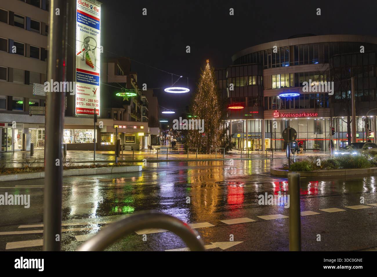 Beleuchteter Weihnachtsbaum und bunte Straßenlaternen in der Stadt bei Nacht, Weihnachtsmarkt Böblingen, Deutschland Stockfoto
