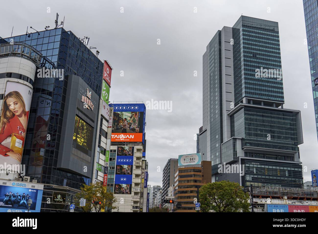 Wolkenkratzer in einer urbanen Umgebung mit grauem Himmel, moderner Architektur Stockfoto