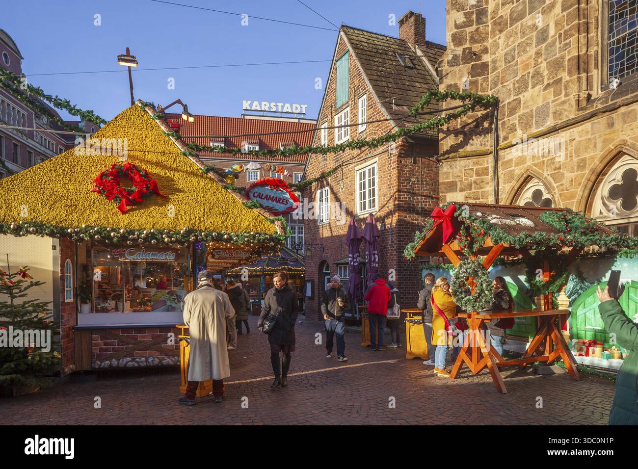 Stände mit Menschen auf dem Bremer Weihnachtsmarkt tagsüber in Bremen, Deutschland Stockfoto