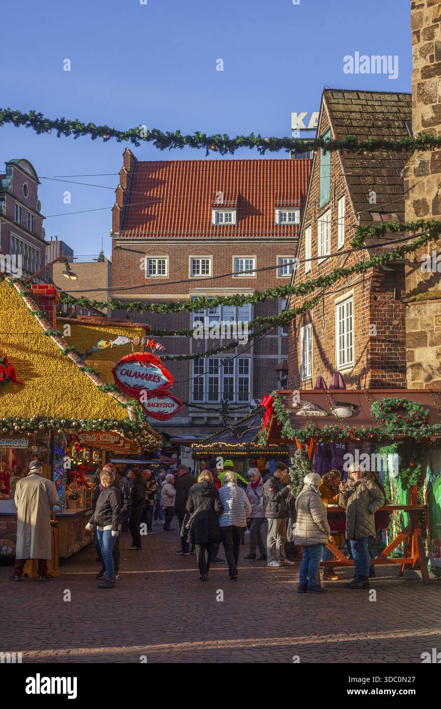 Stände mit Menschen auf dem Bremer Weihnachtsmarkt tagsüber in Bremen, Deutschland Stockfoto