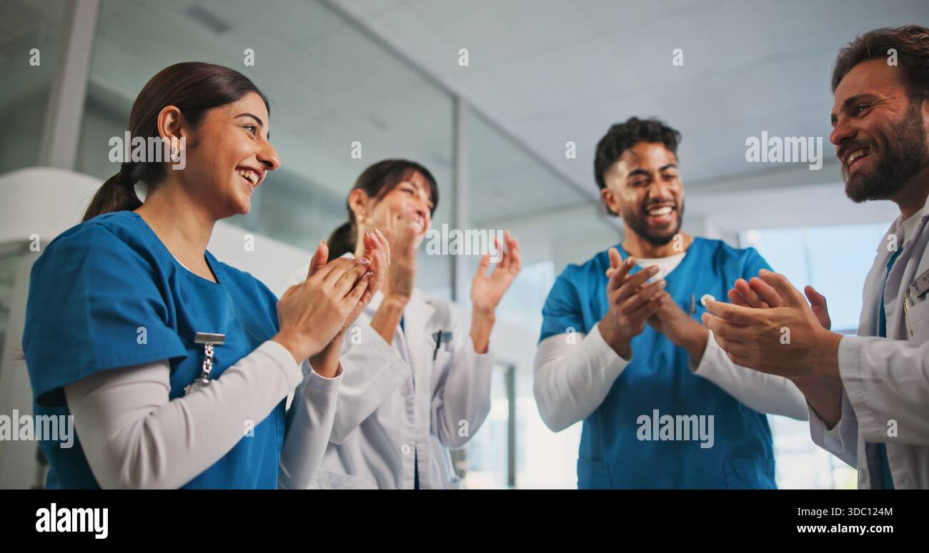 Ärzte, Gruppe von Menschen und Beifall für Unterstützung, danke und Erfolg im Krankenhaus. Krankenschwestern, Ärzte und Männer, die für die Klinik Hände klatschen Stockfoto