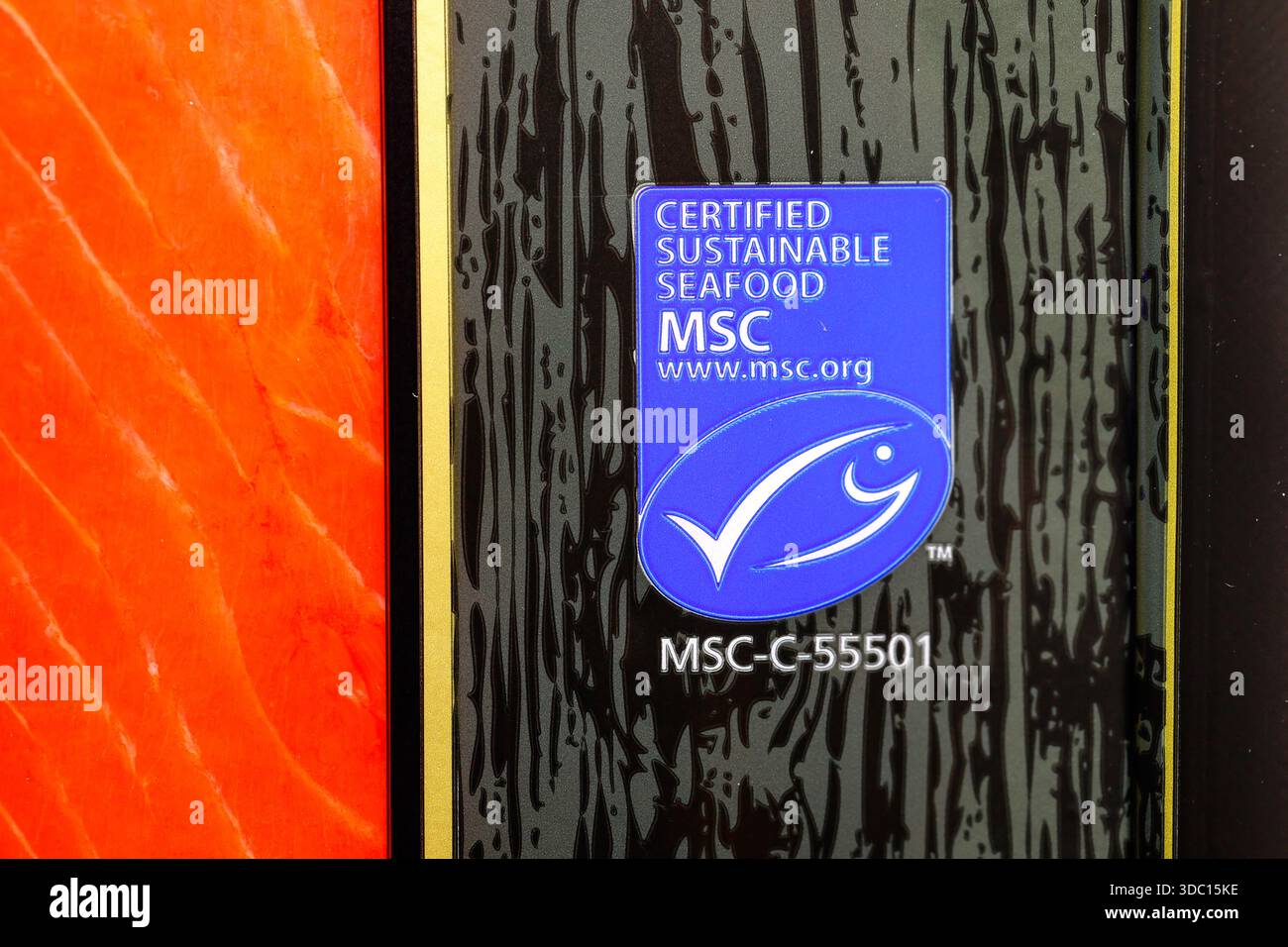 Ein „Certified Sustainable Seafood MSC“-Logo auf einer Packung geräucherten Wildlachs. Ein freiwilliges Zertifizierungsprogramm des Marine Stewardship Counci Stockfoto