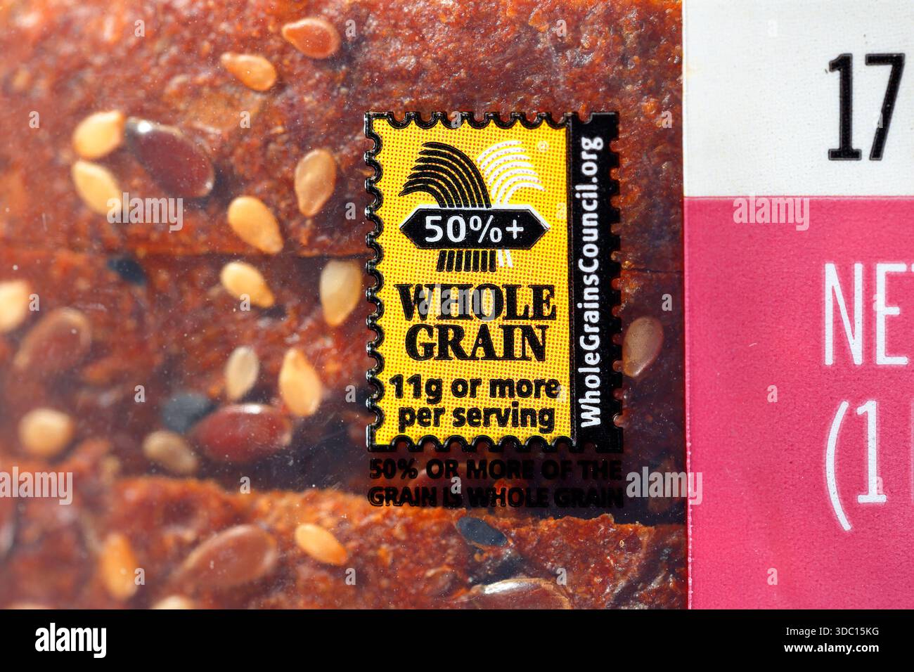 Ein 50%+ Vollkorn-Logo (11 g oder mehr pro Portion). Das Logo wurde vom Vollkornrat entworfen, um anzugeben, dass das Lebensmittel mindestens 50% enthält Stockfoto