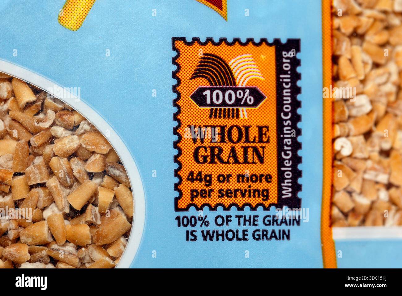 Ein 50%+ Vollkorn-Logo (44 g oder mehr pro Portion) auf einer Tüte Haferflocken aus Stahl. Das Logo des Vollkornrats zeigt das Lebensmittelprodukt an Stockfoto