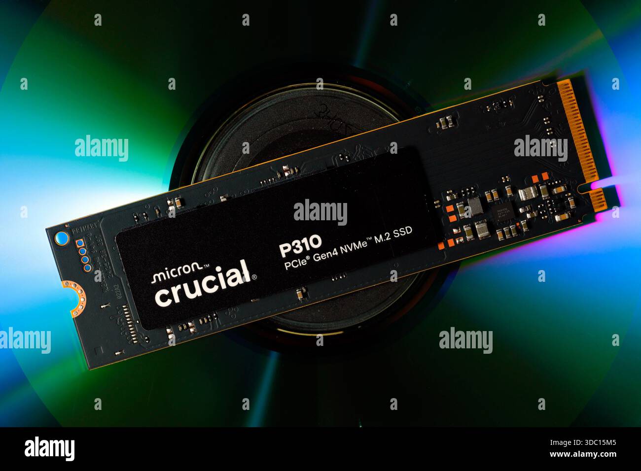 Ein Micron Crucial NVMe M.2 SSD-Speicherstick auf einer optischen Disc. Micron Technology, ein US-amerikanisches Unternehmen, stellt Flash-Speicherchips unter dem her Stockfoto